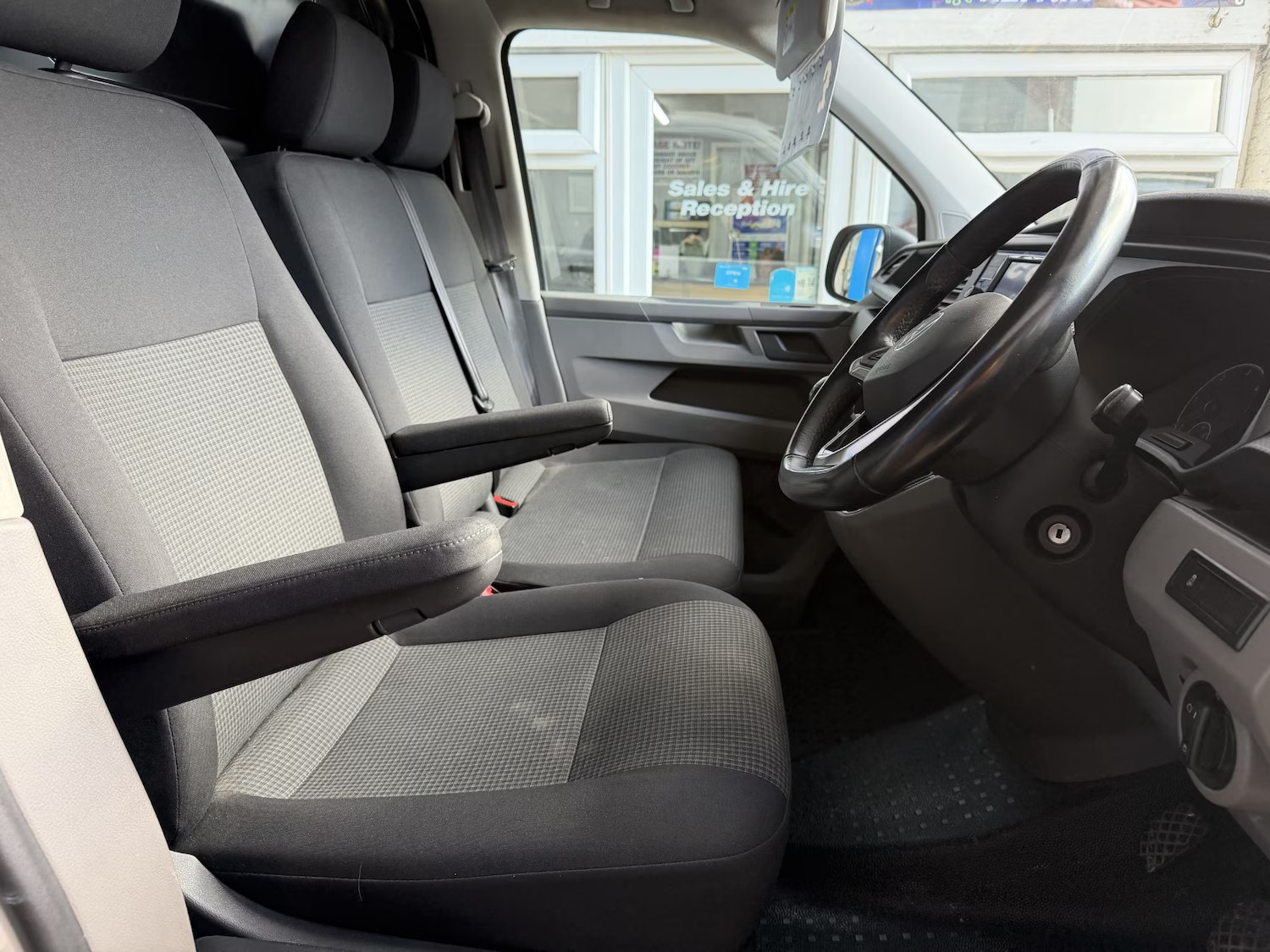 Volkswagen Transporter (2023) — photo 13