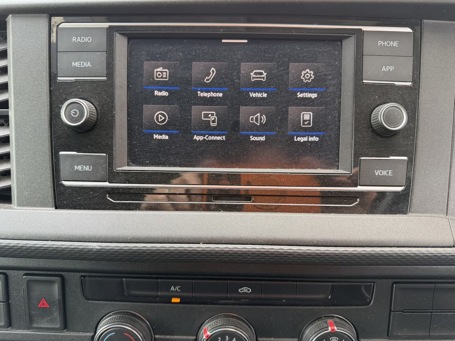 Volkswagen Transporter (2023) — photo 15