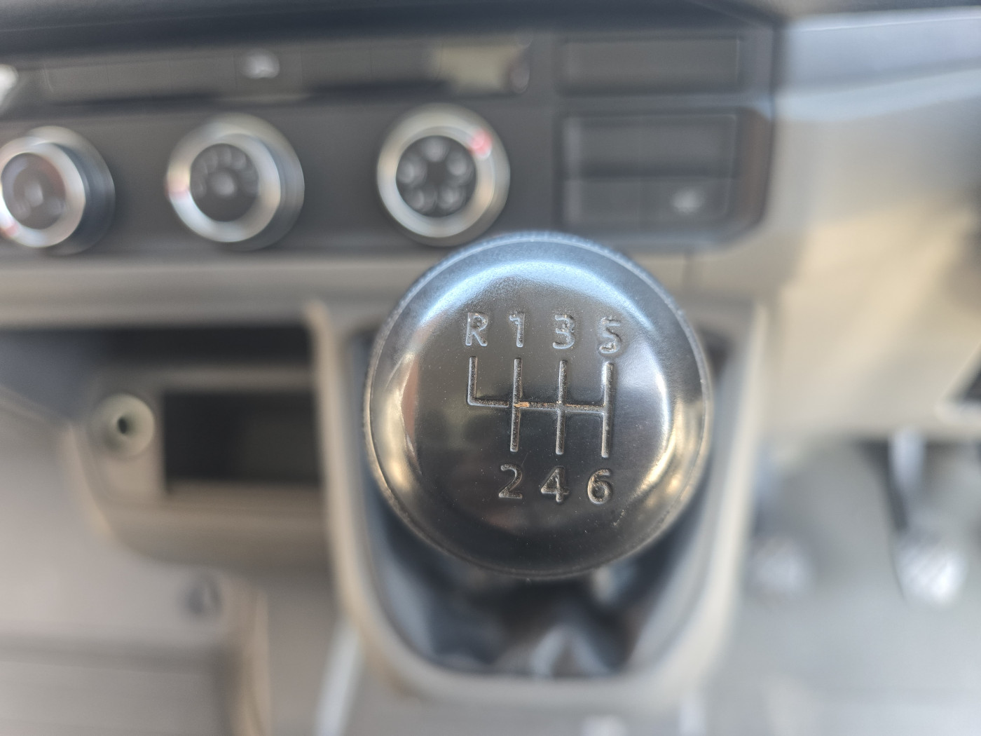 Volkswagen Crafter (2019) — image 12