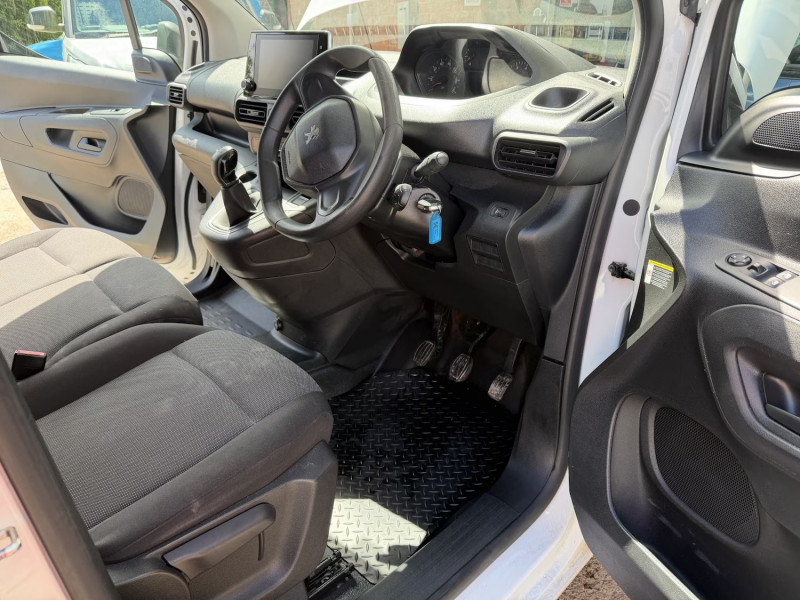 Peugeot Partner (2020) — photo 11
